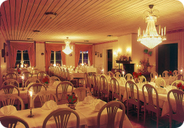 Matsalen i vacker uppdukning. Foto: Wennerqvist Foto